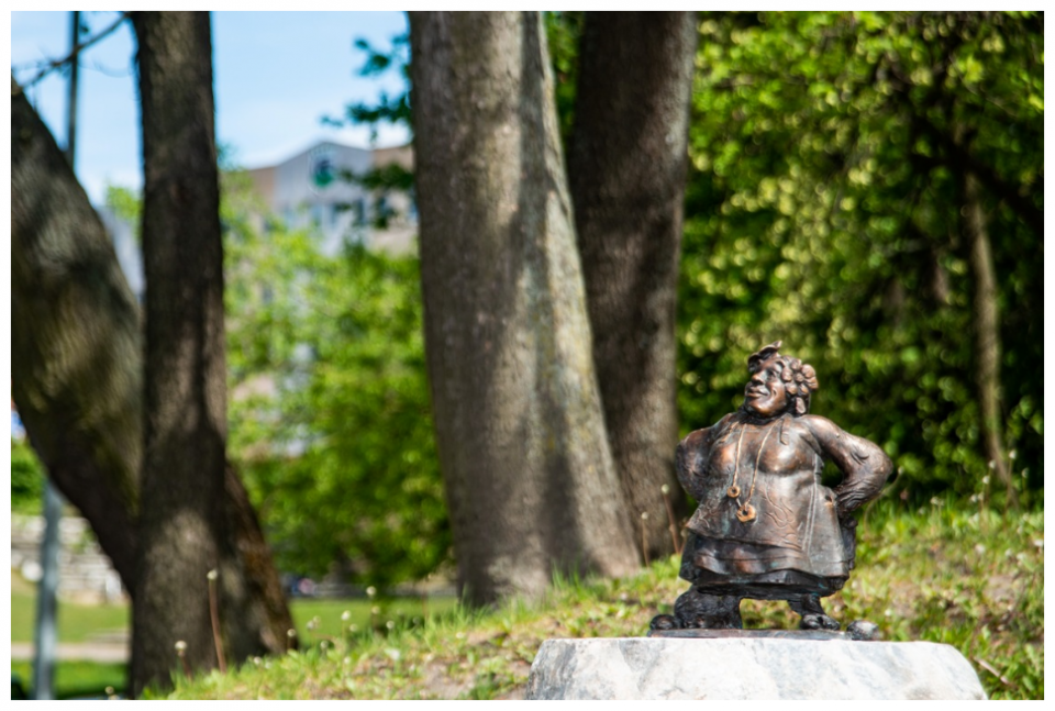 Zdjęcie przedstawia rzeźbę stolema