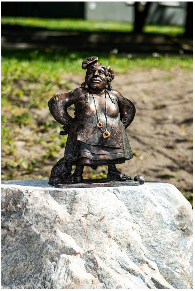 Zdjęcie przedstawia rzeźbę stolema