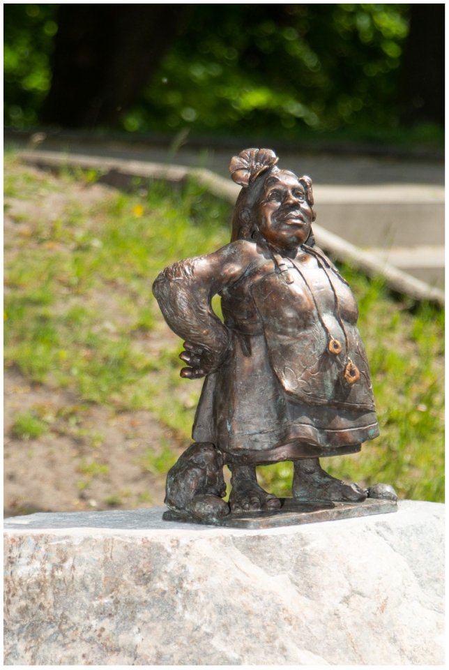 Zdjęcie przedstawia rzeźbę stolema