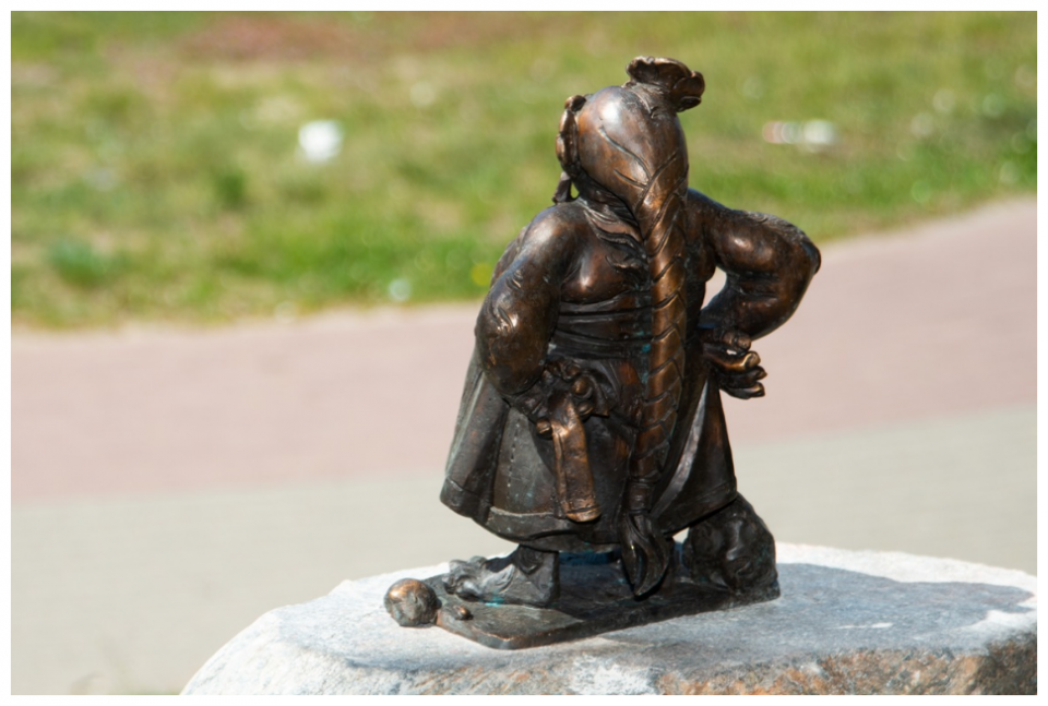 Zdjęcie przedstawia rzeźbę stolema