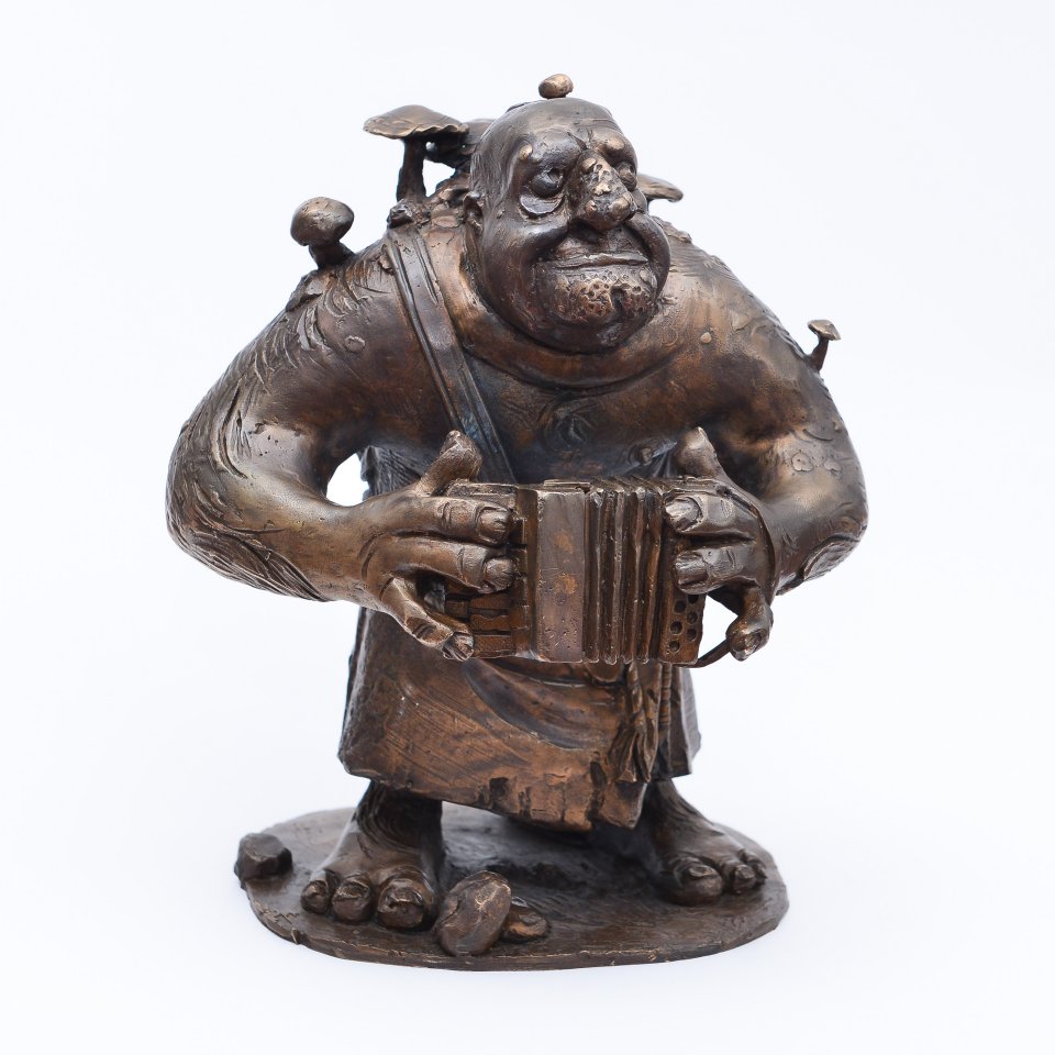 Zdjęcie przedstawia rzeźbę stolema