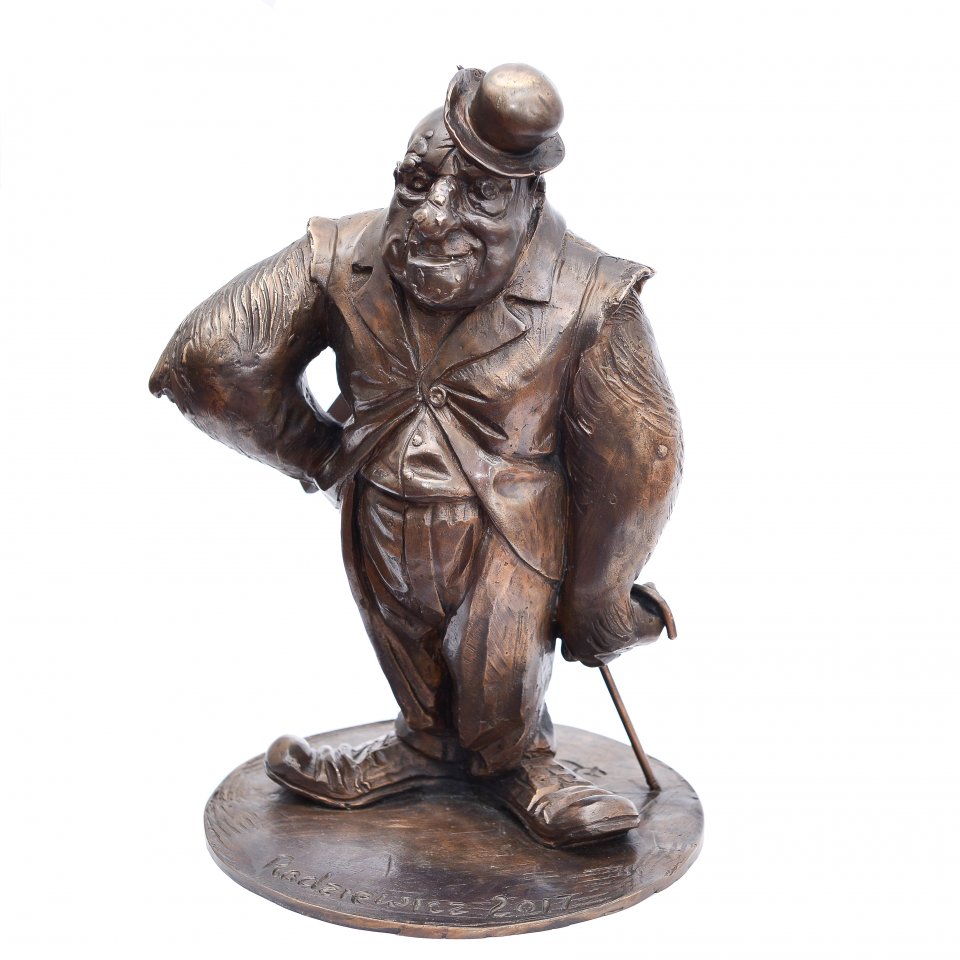 Zdjęcie przedstawia rzeźbę stolema