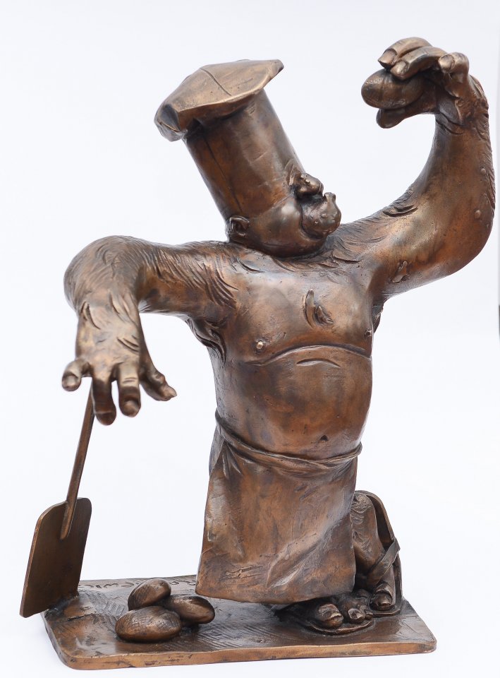 Zdjęcie przedstawia rzeźbę stolema