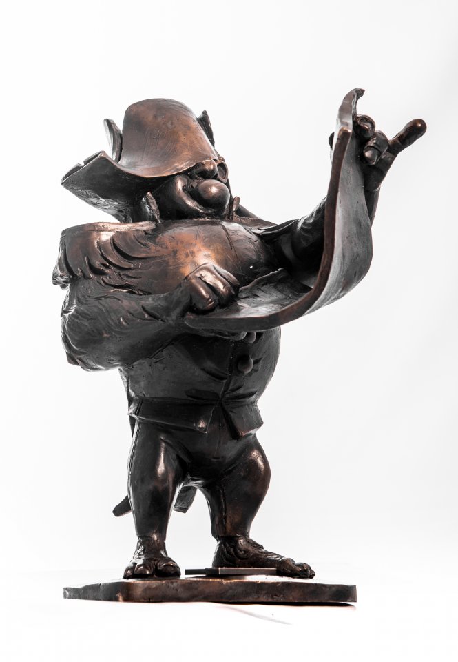 Zdjęcie przedstawia rzeźbę stolema